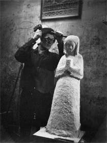 Atelier de Marcel Gili - 1966 - reproduction de la "Vierge" de la cathédrale de Reims (pierre de Chauvigny)