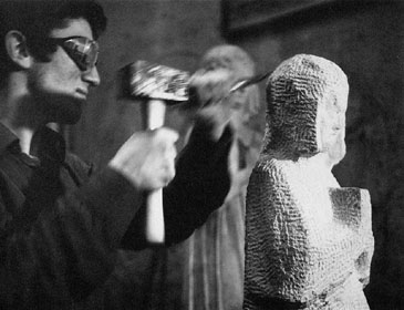 Atelier de Marcel Gili - 1966 - reproduction de la "Vierge" de la cathédrale de Reims (pierre de Chauvigny)