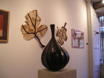 Figue (bronze) devant deux feuilles de figuier (Collage bois et filtres  caf) - octobre 2005