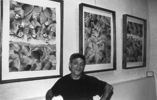 René Vidal devant les Filtres à café lors de l'exposition de Pau en  1992