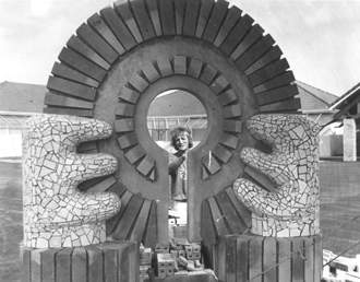 Le sculpteur René Vidal termine une sculpture "solaire" dans la cour de l'établissement (collège de Serres Castet)