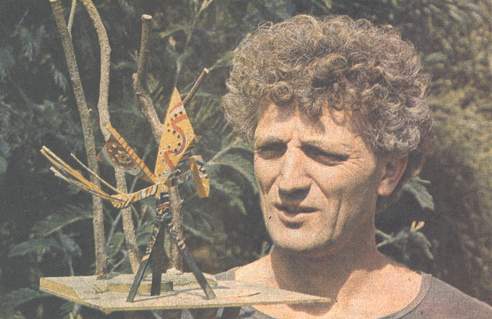 René Vidal et ses maquettes, en attendant l'oiseau-pompe grandeur nature.