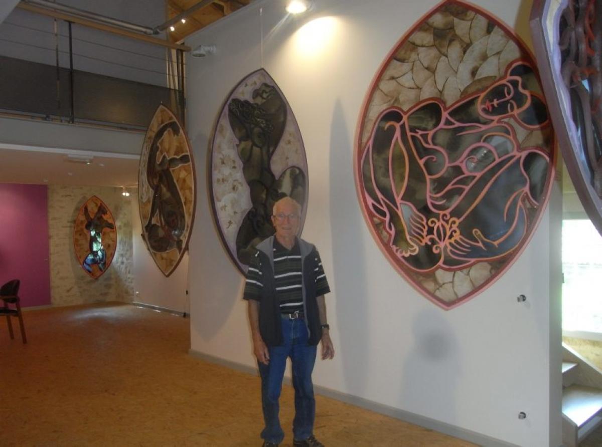 Le sculpteur lotois, René Vidal avec ses « mandorles » qui avec ses « tondi » et ses collages forment une belle exposition.