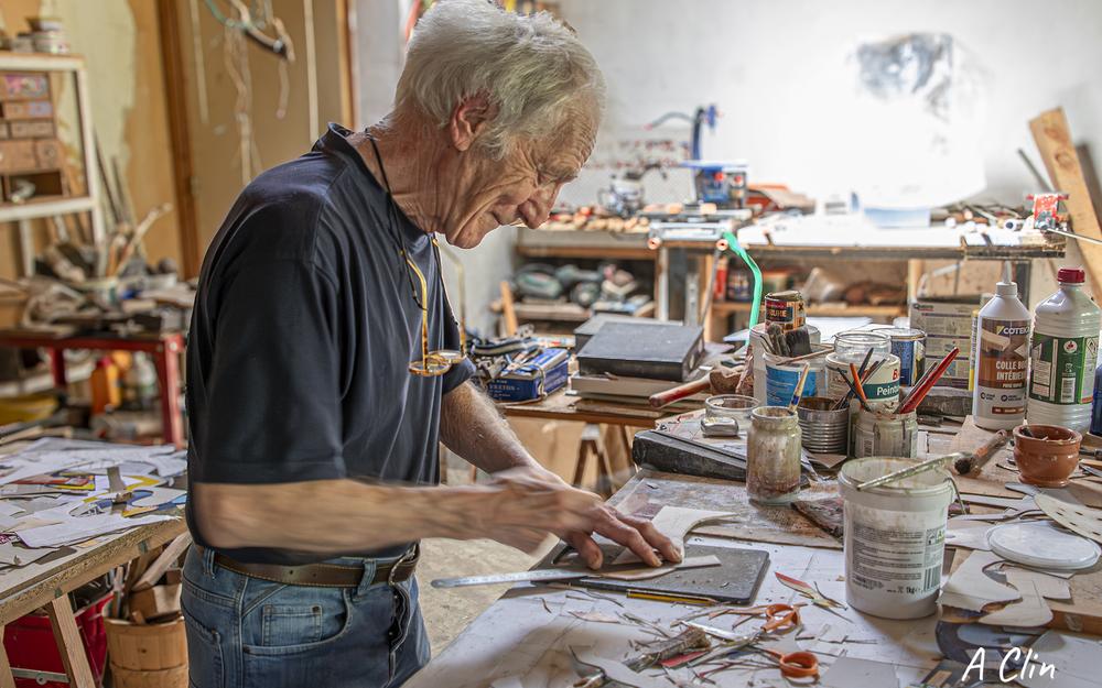 Ren Vidal dans son atelier de Mourenx : jeux de collages, de dcoupage, de dgrads de bruns et clins dil. Andr Clin